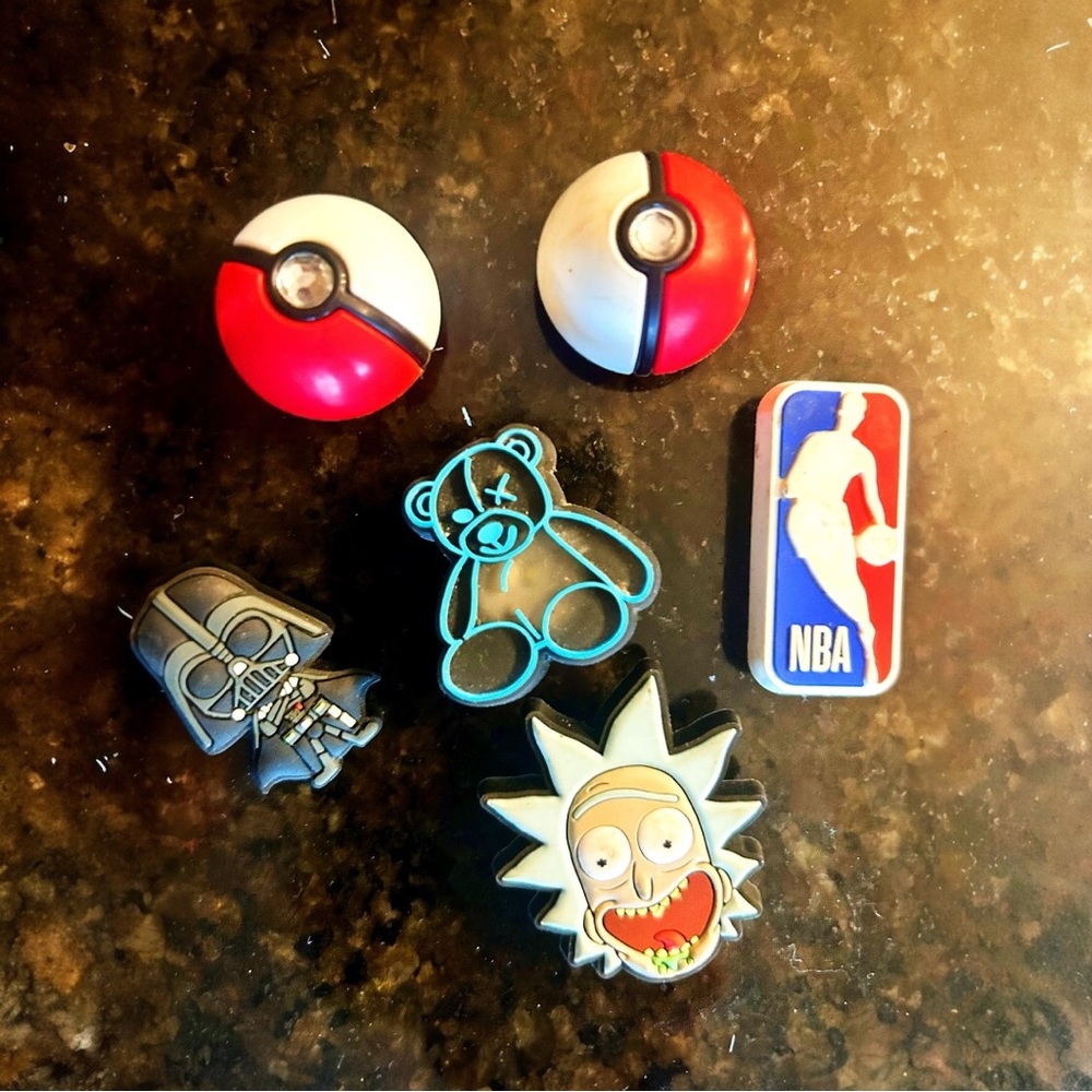 6 Croc charms set Pokémon, Rick&Morty, Darth Vader, Light-Up Bear, NBA